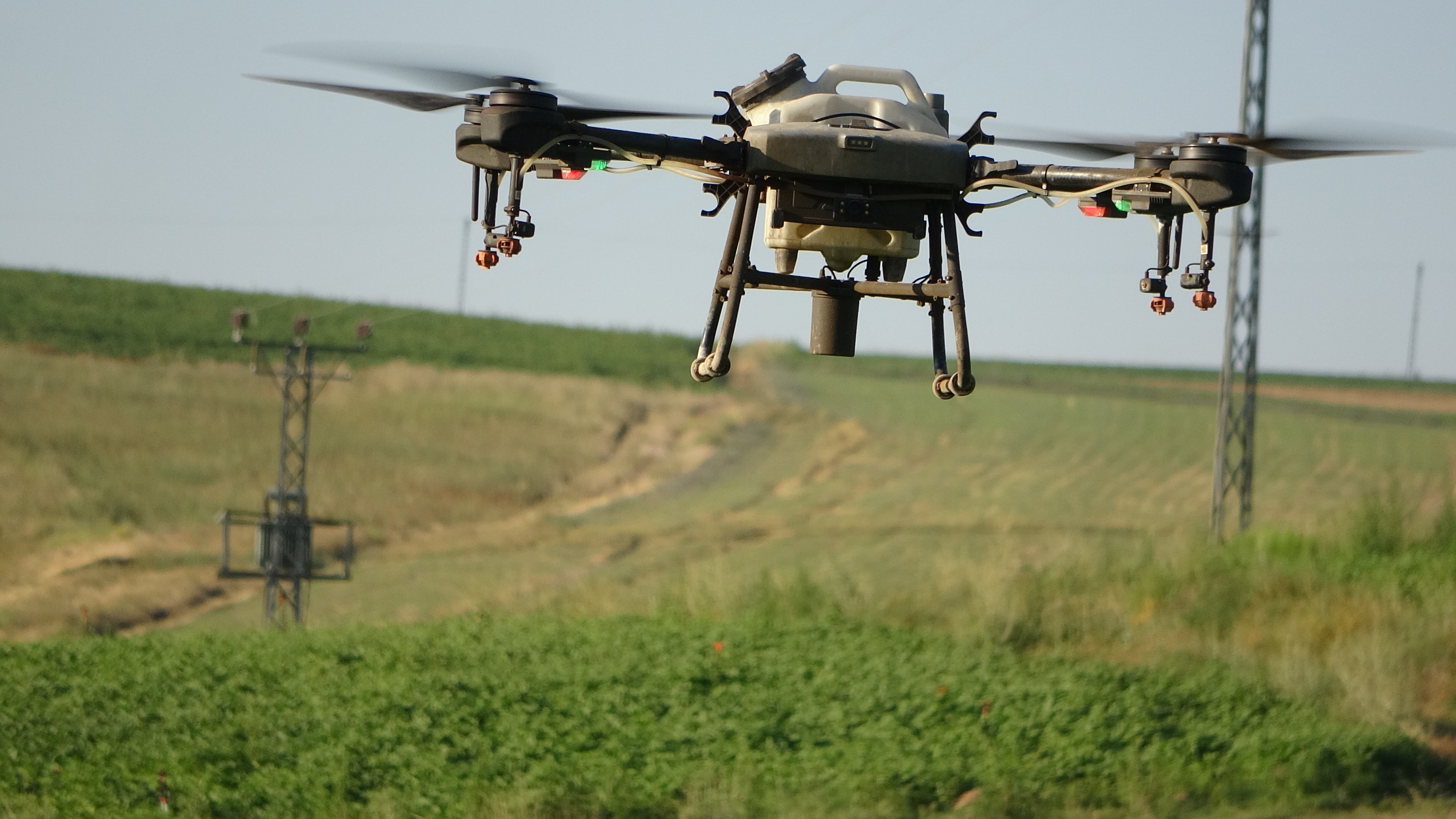 Çiftçiler tasarruf için ilaçlamayı dronla yapıyor