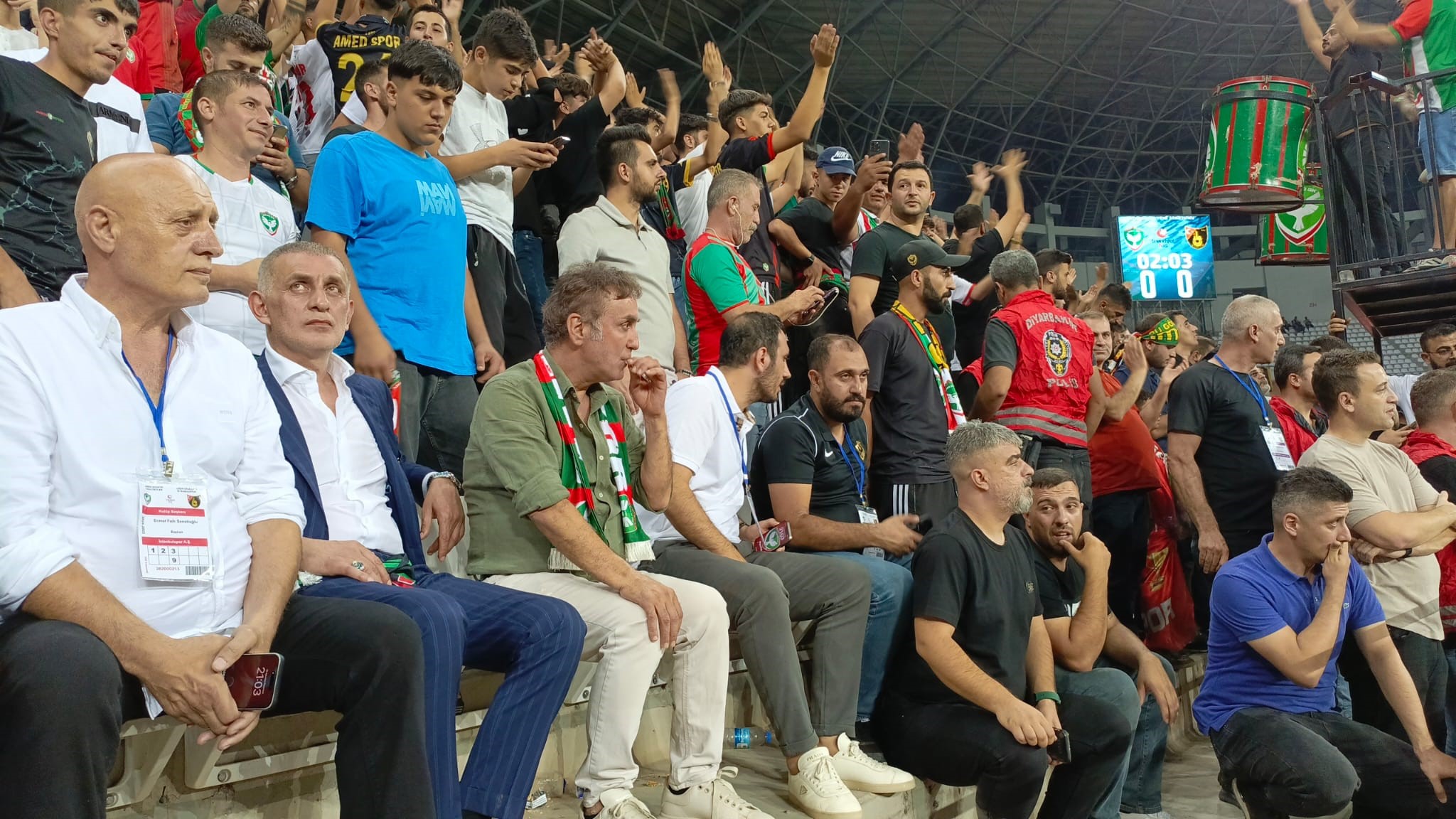 TFF Başkanı Hacıosmanoğlu Amedspor taraftarı arasında maç izledi