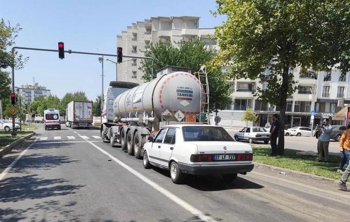 Işıklarda bekleyen tıra, otomobil çarptı