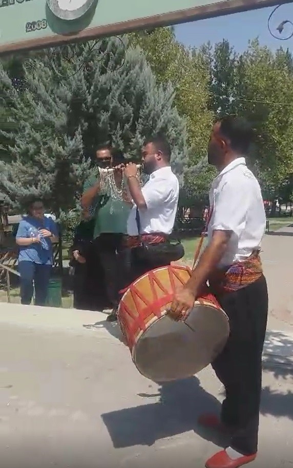 Direksiyon sınavını geçen eşini davul zurnayla karşıladı