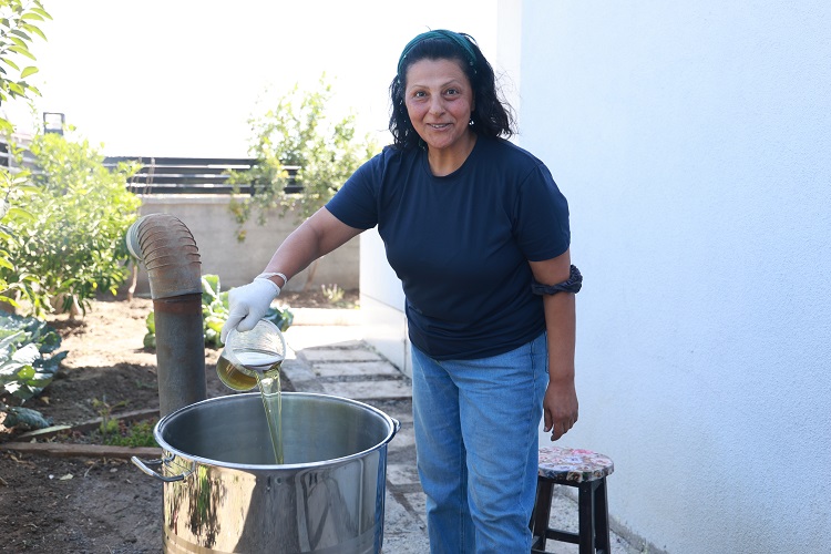 Depremin yıkamadığı evde üretilen sabunları satarak gelir elde ediyor