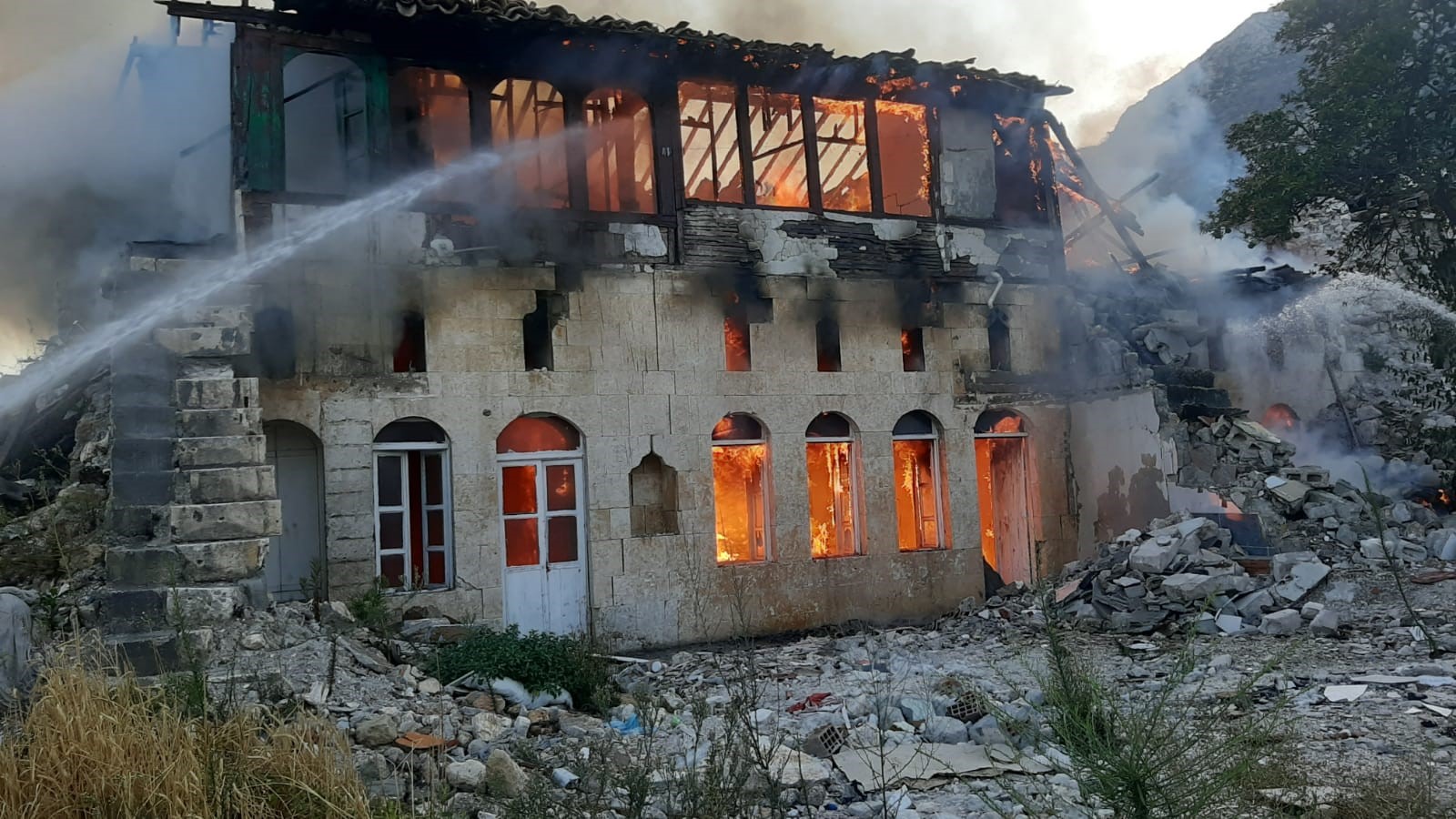 Alevlere teslim olan 2 ahşap ev kullanılmaz hale geldi