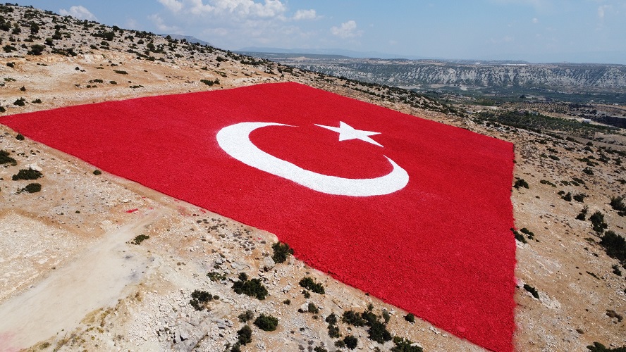 Zemine işlenmiş büyük Türk bayrağı boyandı