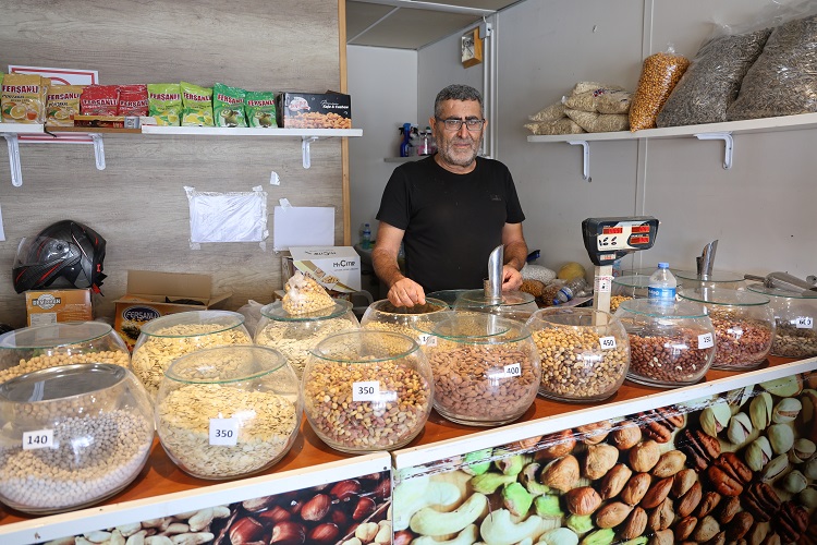 Günde defalarca aynı soruyla karşılaşan esnaf çözümü cama astığı yazıyla buldu