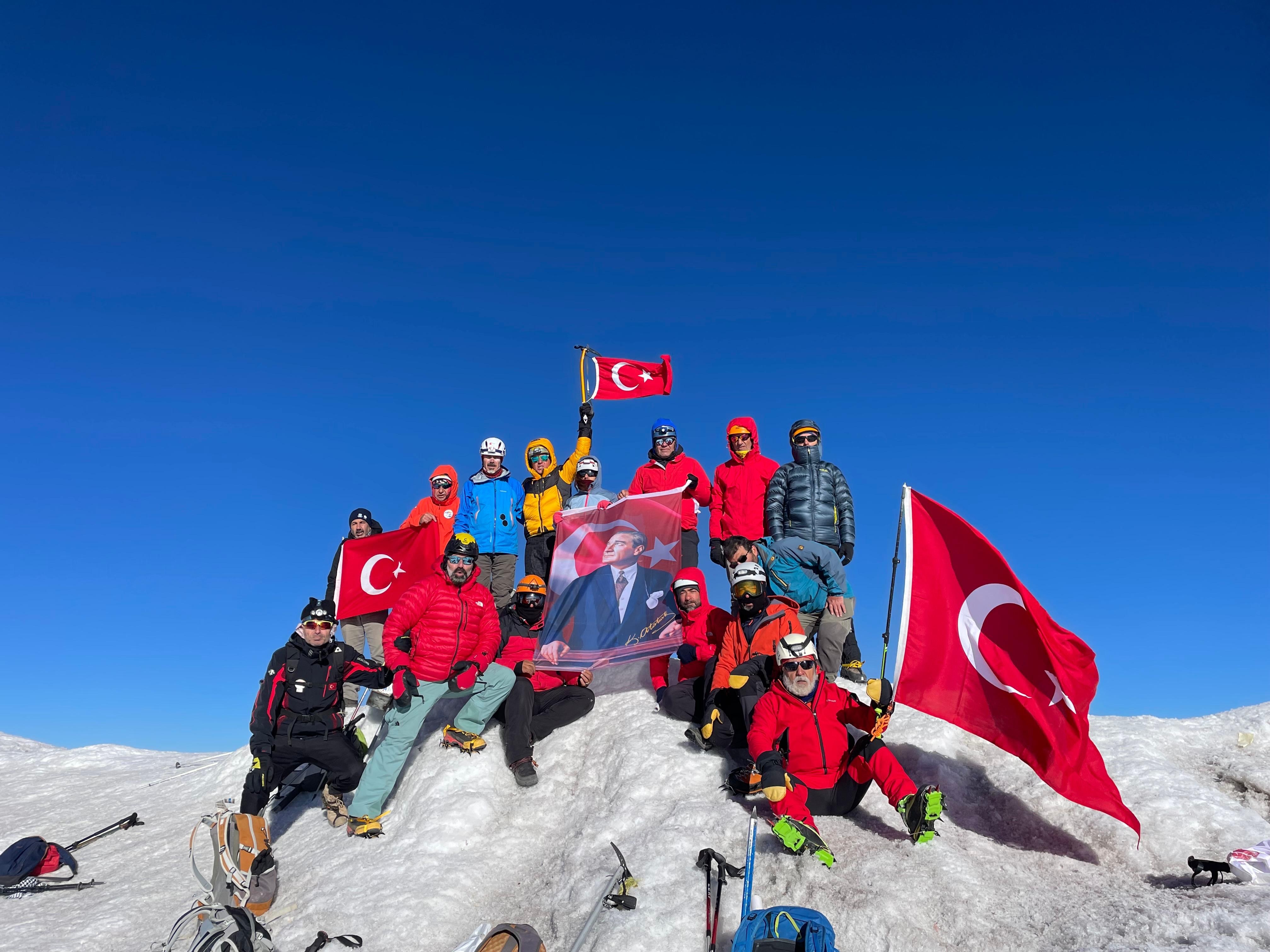 Ağrı Dağı'na zafer tırmanışı yapıldı