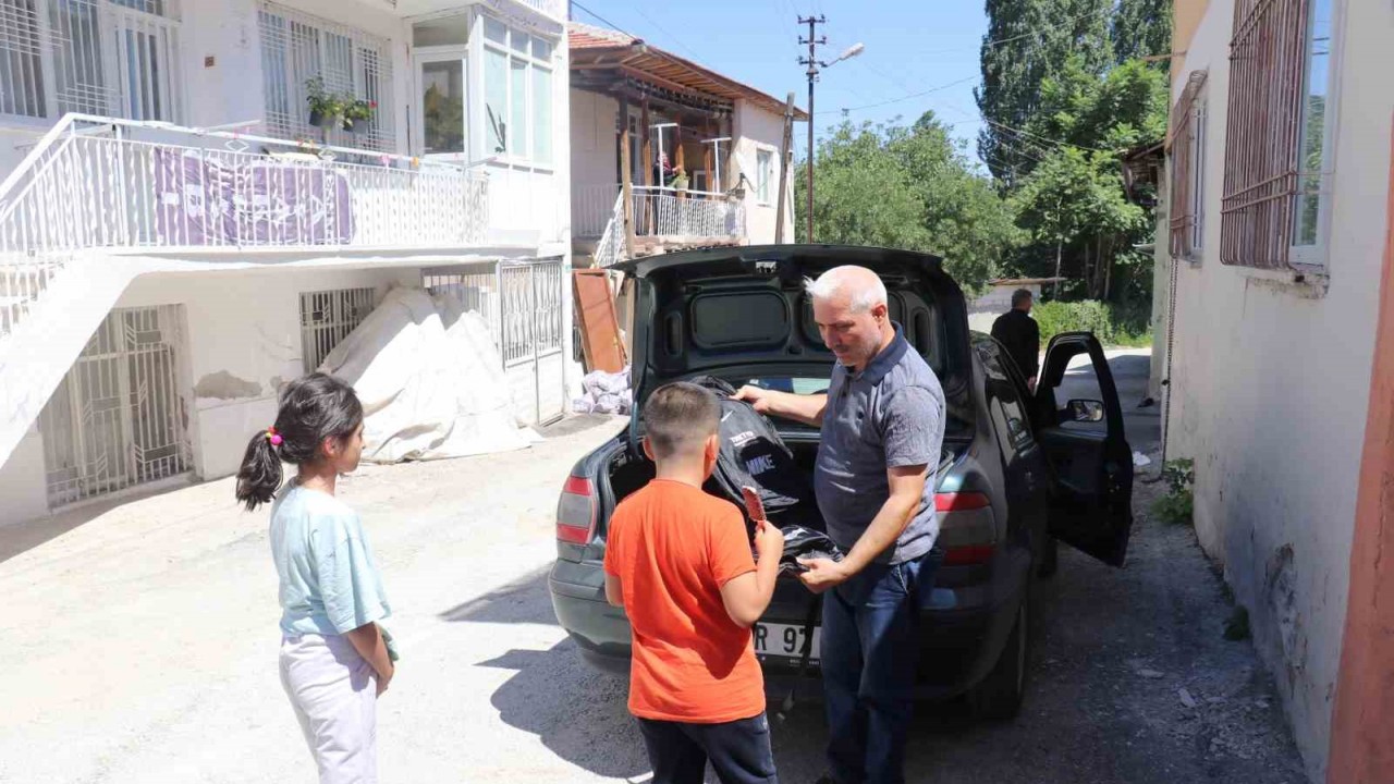 Depremzede öğrencilere okul çantası hediyesi