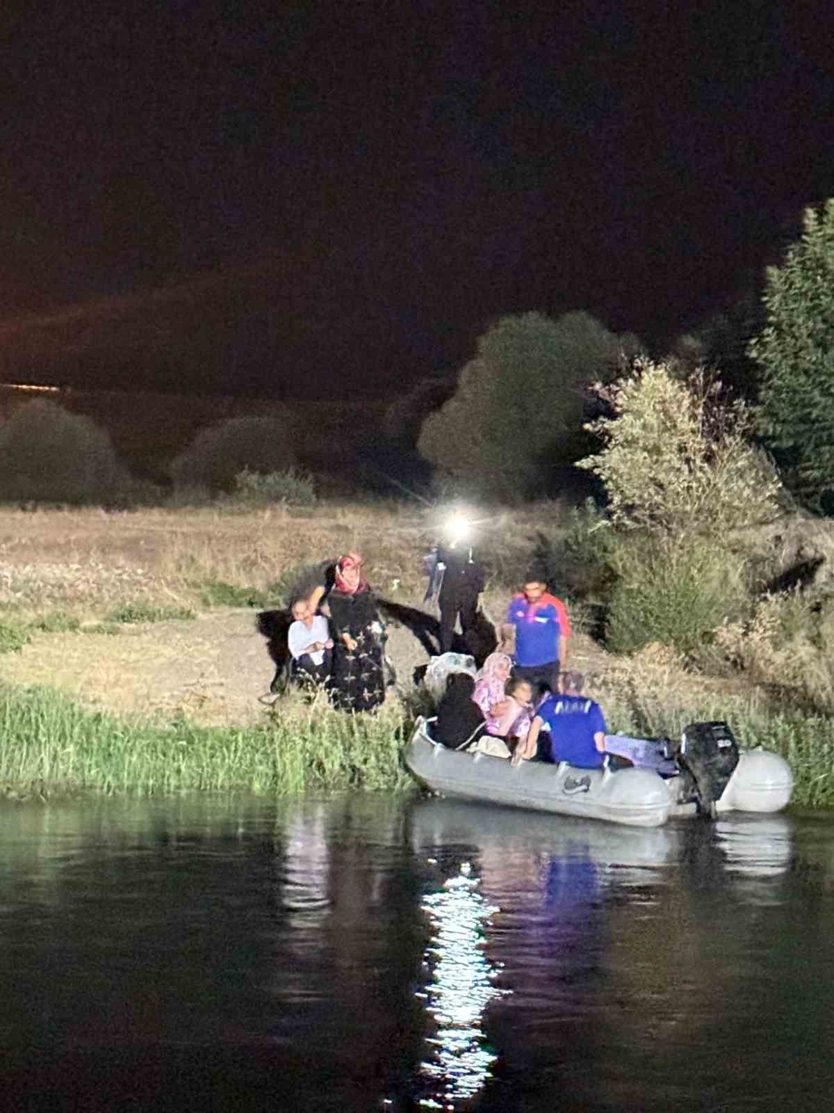 Dicle Nehri’ndeki mahsur kalan 9 kişilik aile kurtarıldı