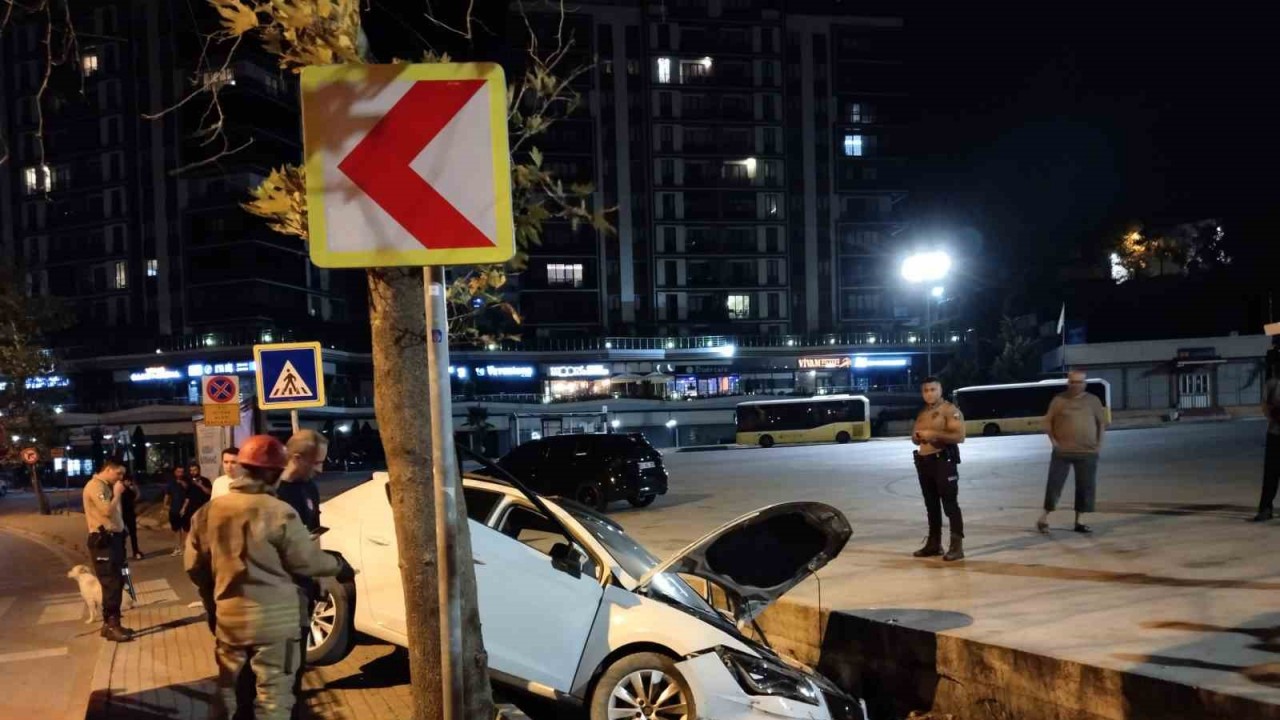 Kartal’da drift atan alkollü sürücü kaza yaptı