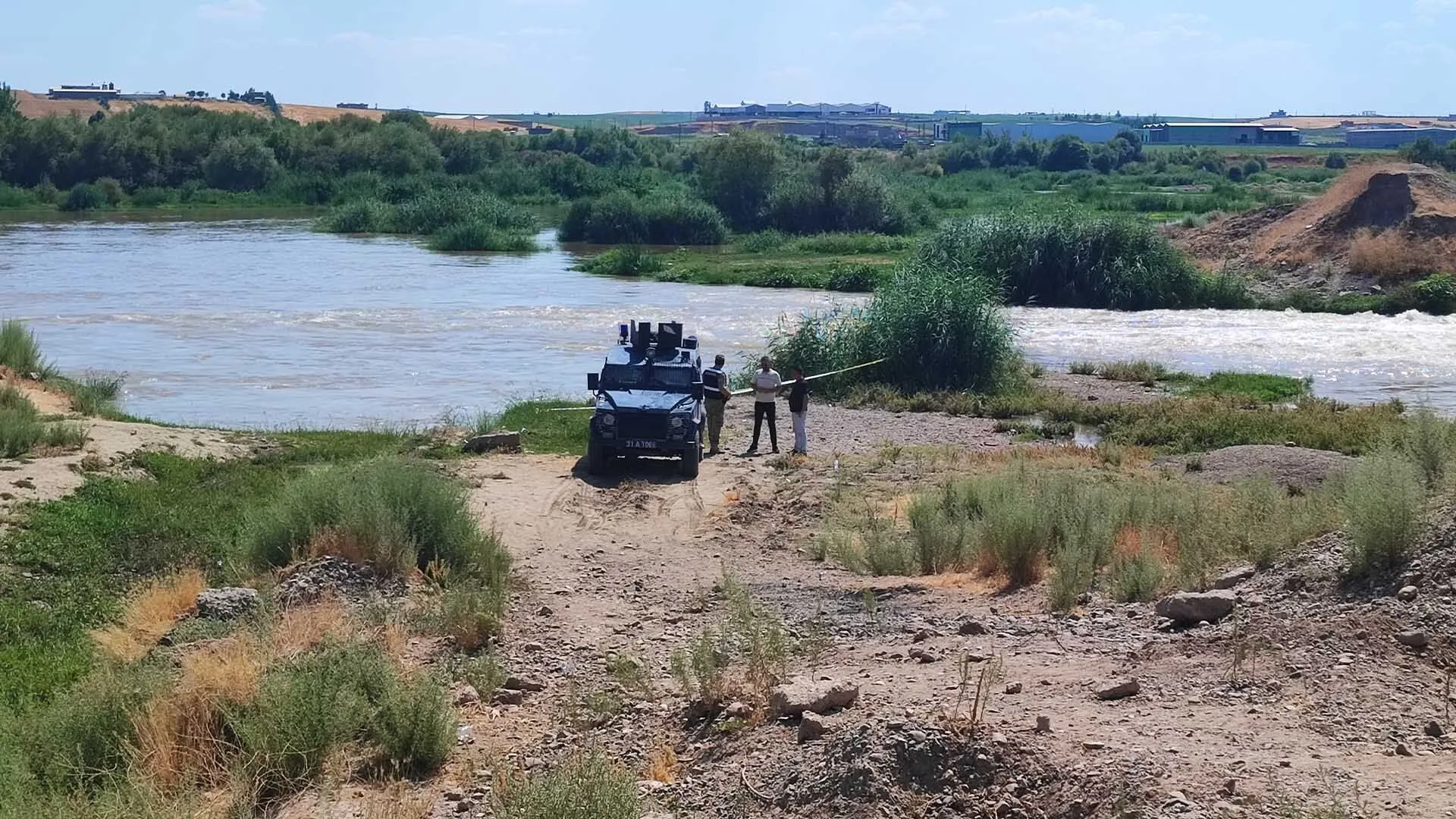 Dicle Nehri Kenarında Elbise Bulundu, Arama Çalışması Başlatıldı! (3)