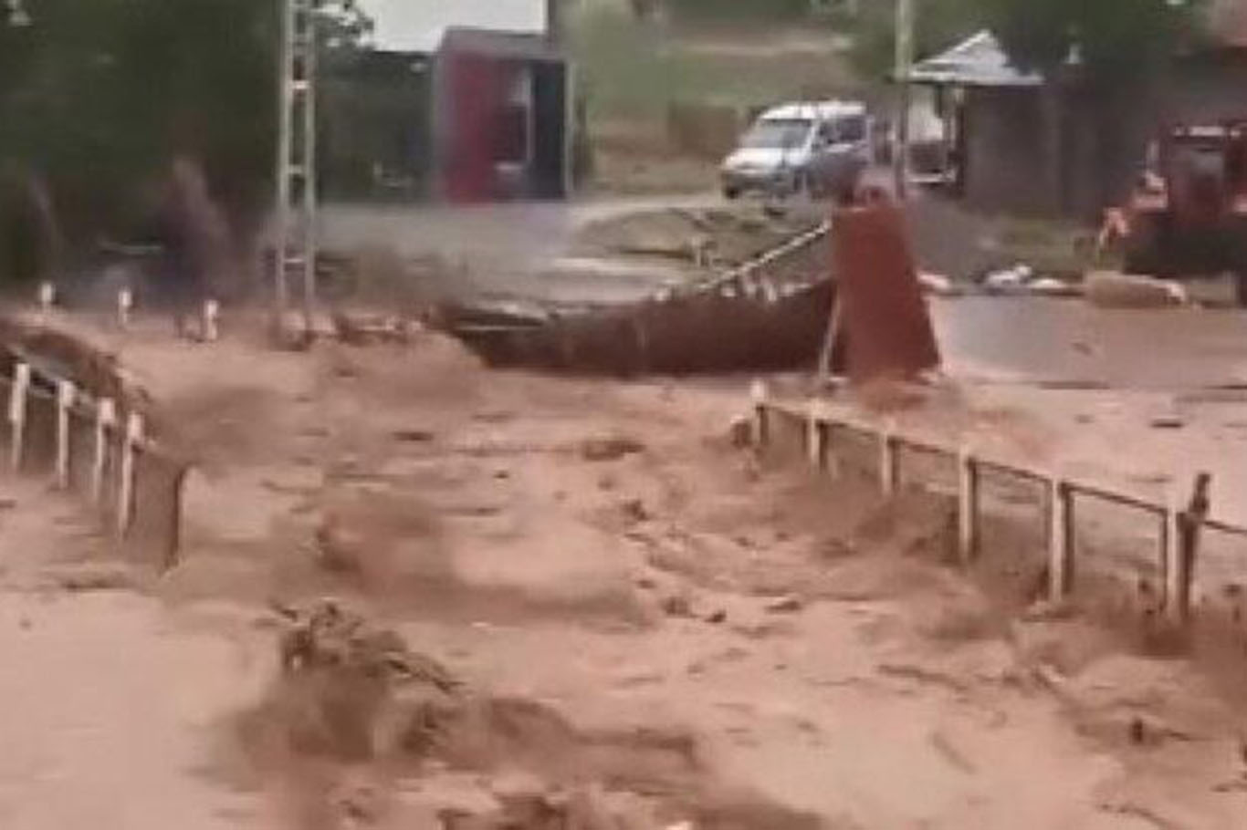 Sağanak yağışlar 5 ilde heyelana neden oldu: Bir ölü