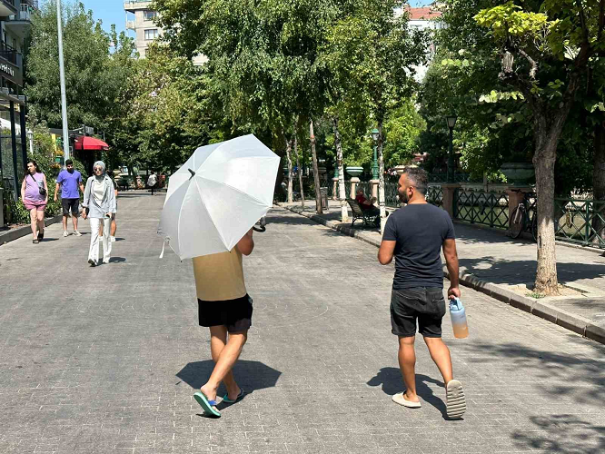 Diyarbakır’da Şemsiyeler Yazın Vazgeçilmezi Oldu