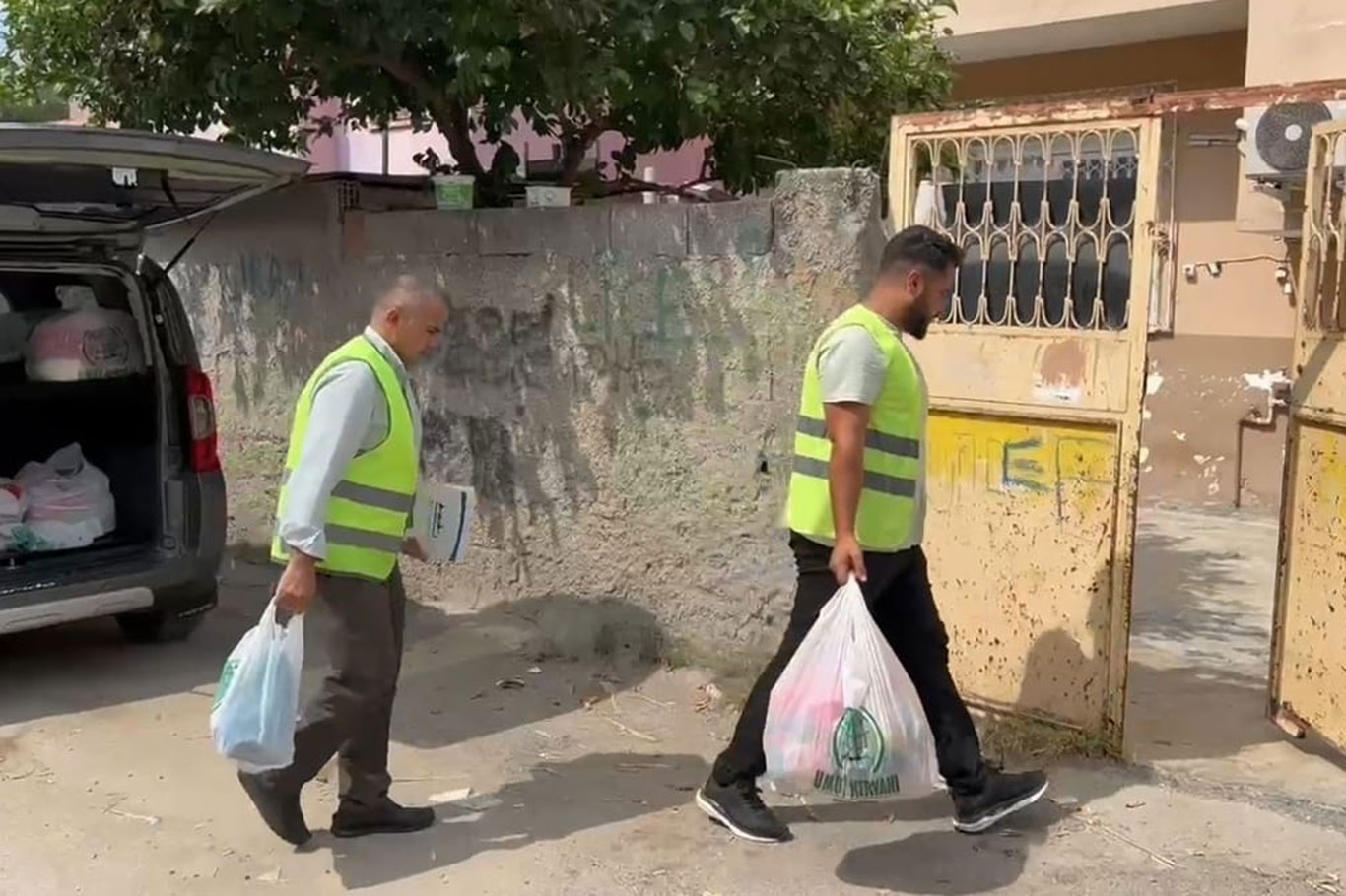 Umut Kervanı Tarsus'ta muhtaç ailelere gıda yardımında bulundu