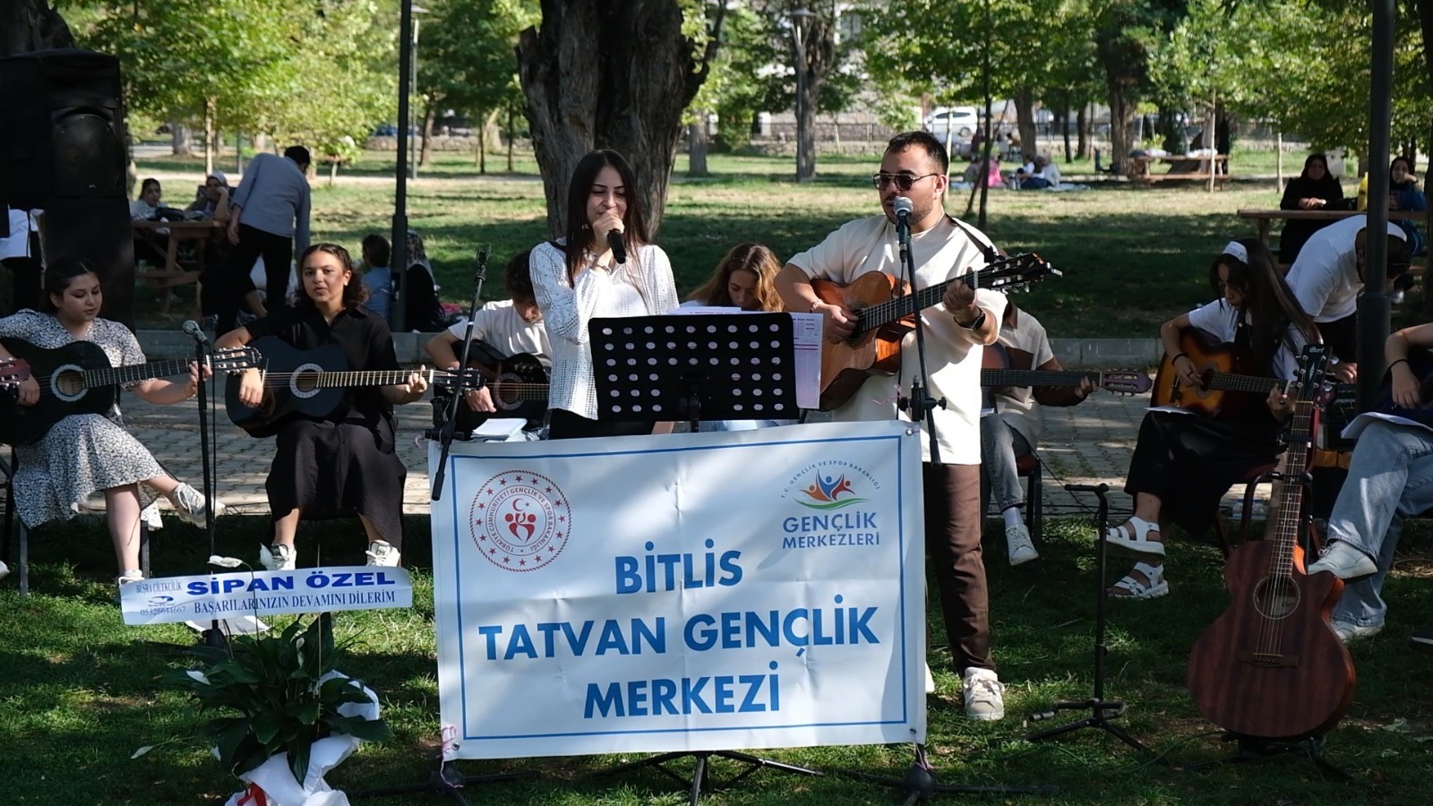 Tatvan Gençlik Merkezi'nin gitar kursu öğrencilerinden sahilde konser