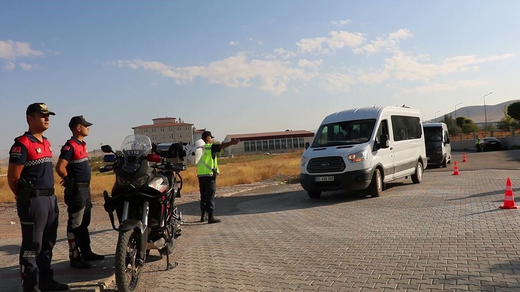 Öğrenci servis araçlarını denetlendi