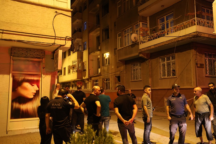 Çatıya çıkıp atlamak istedi, polis ikna etti