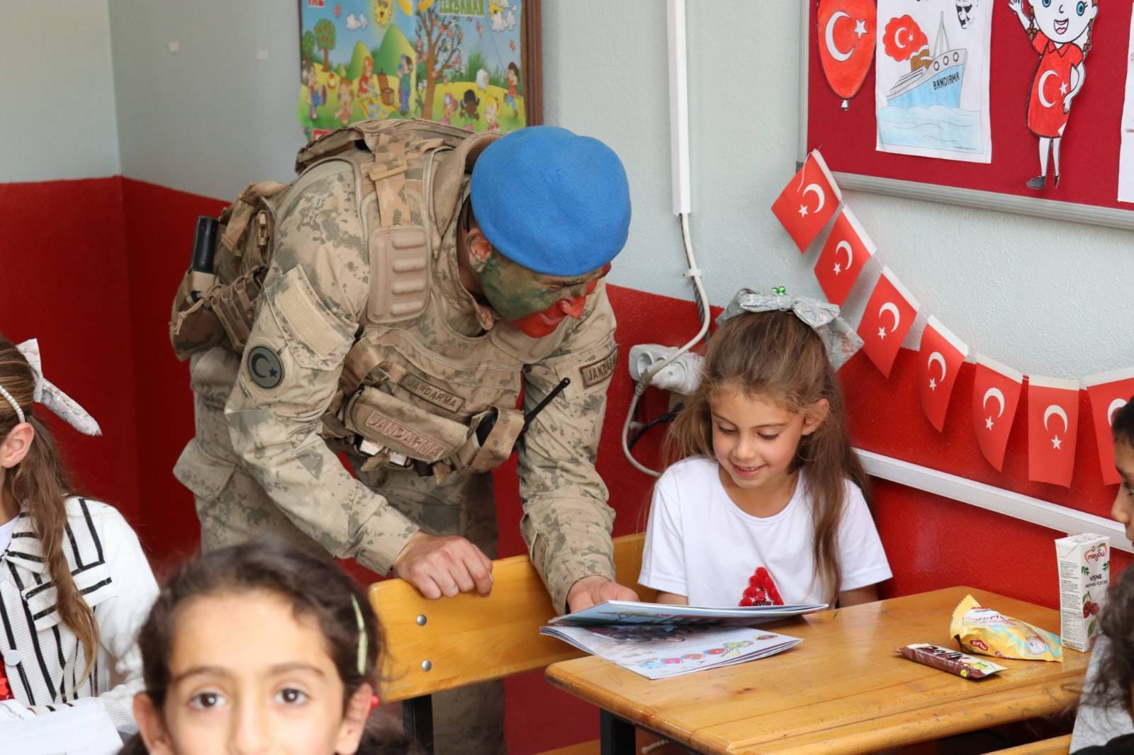 Bingöl’de jandarma ekipleri, öğrencilerle bir araya geldi