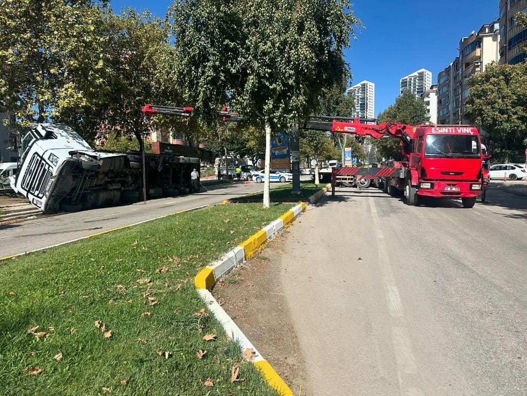 Elazığ'da tır devrildi: 2 yaralı