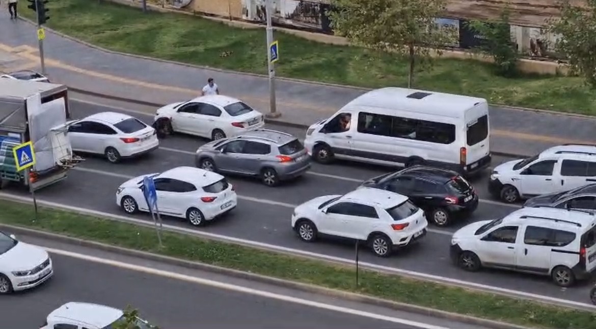 Yaralı güvercin trafiği birbirine kattı