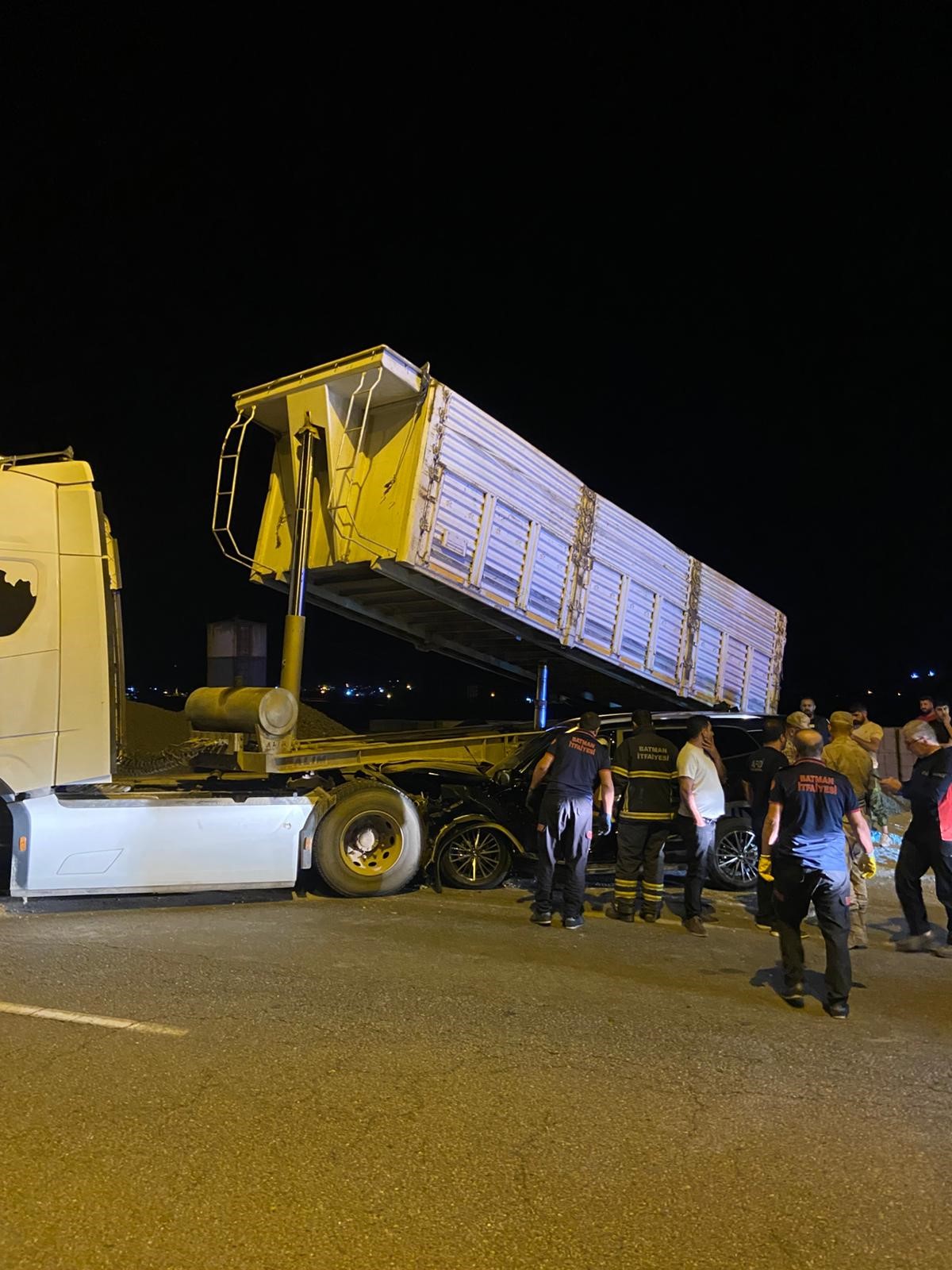 Batman'da lüks araç tırın altına girdi: 2 yaralı