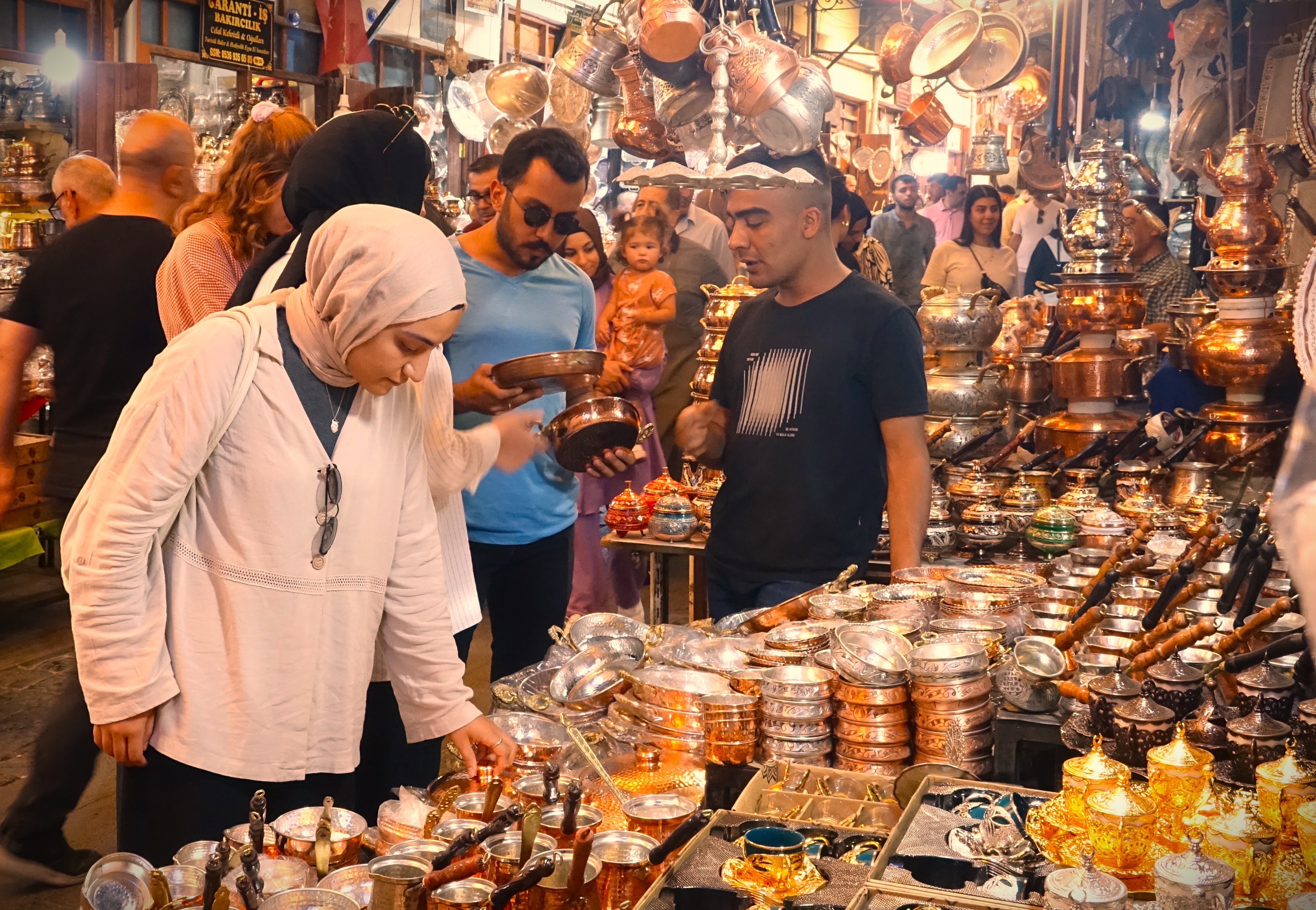 Tarihi Bakırcılar Çarşısı'nda asırlardır çekiç sesleri susmuyor