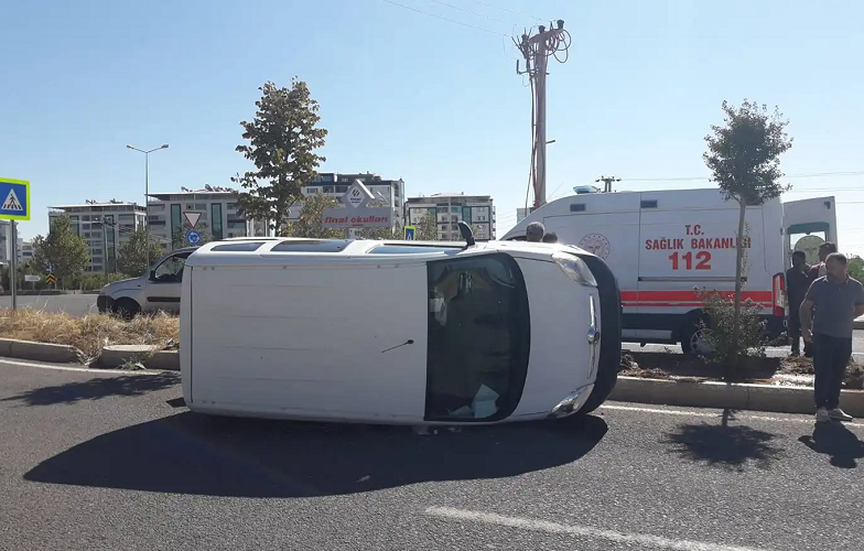 Refüje Çarpan Araç Yan Yattı: 1 Yaralı