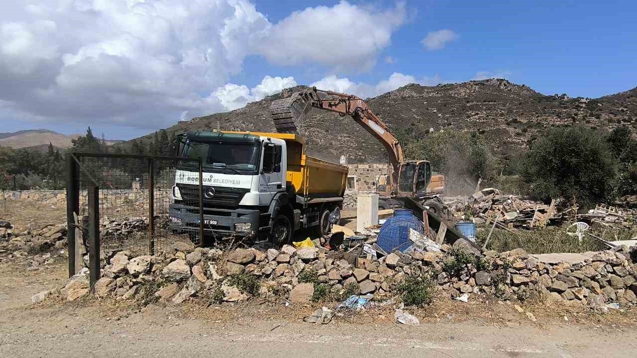 Kaçak barakayla eklentileri yıkıldı