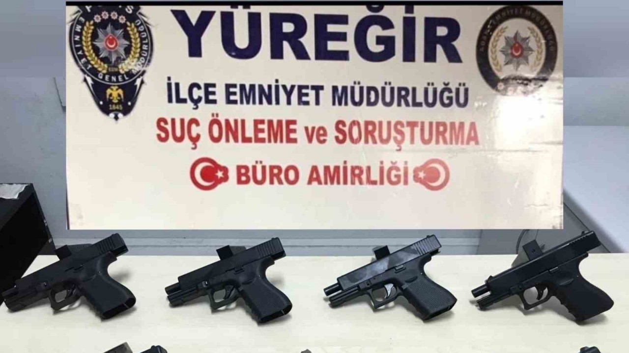 Şüphe üzerine durdurulan araçta 7 ruhsatsız silah çıktı