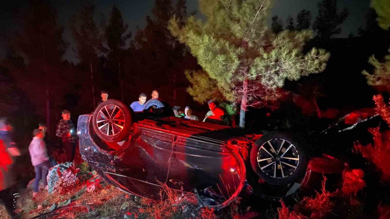 Takla atan otomobilin cam tavanından fırlayan sürücü ağır yaralandı