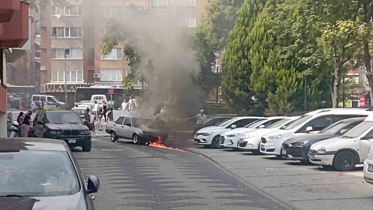 Tofaş otomobil alevlere teslim oldu, LPG tankı bomba gibi patladı