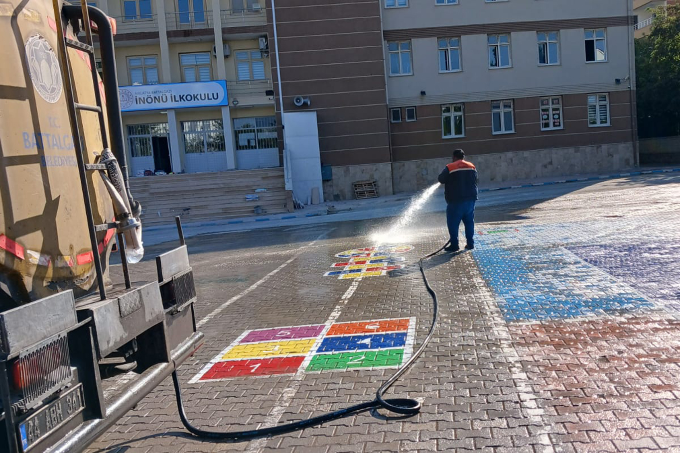 Battalgazi Belediyesinden okullarda bahçe temizliği