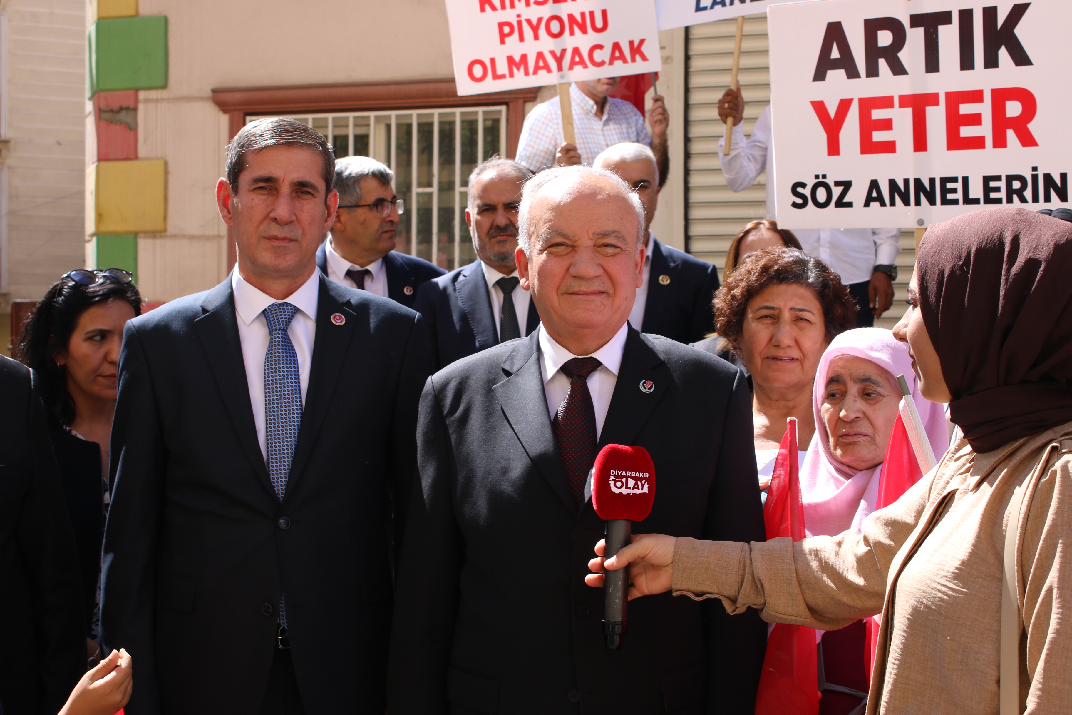 BBP Genel başkan yardımcısı Diyarbakır'da evlat nöbetindeki ailelerle buluştu