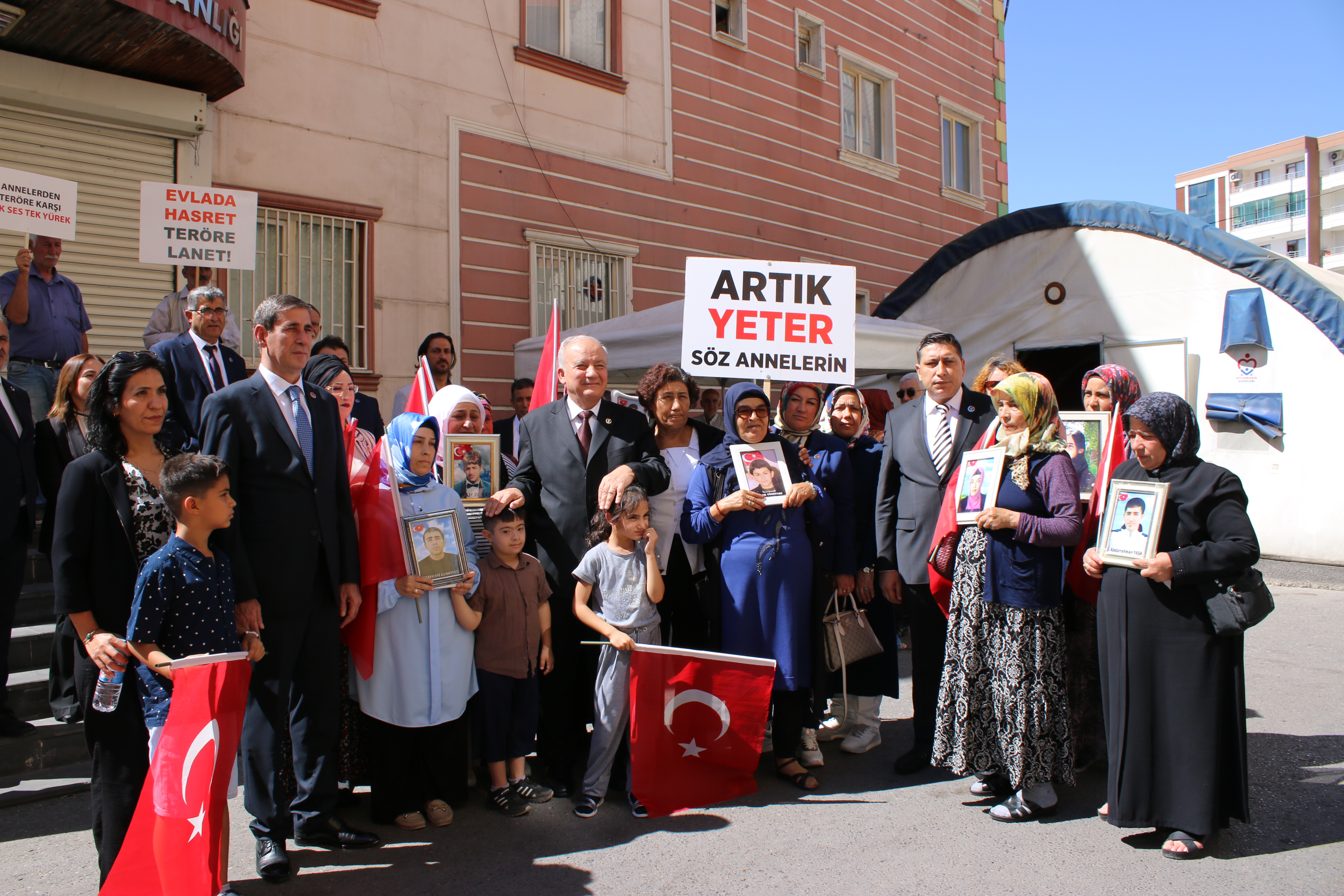 Bbp Genel Başkan Yardımcısı Diyarbakır'da Evlat Nöbetindeki Ailelerle Buluştu (9)