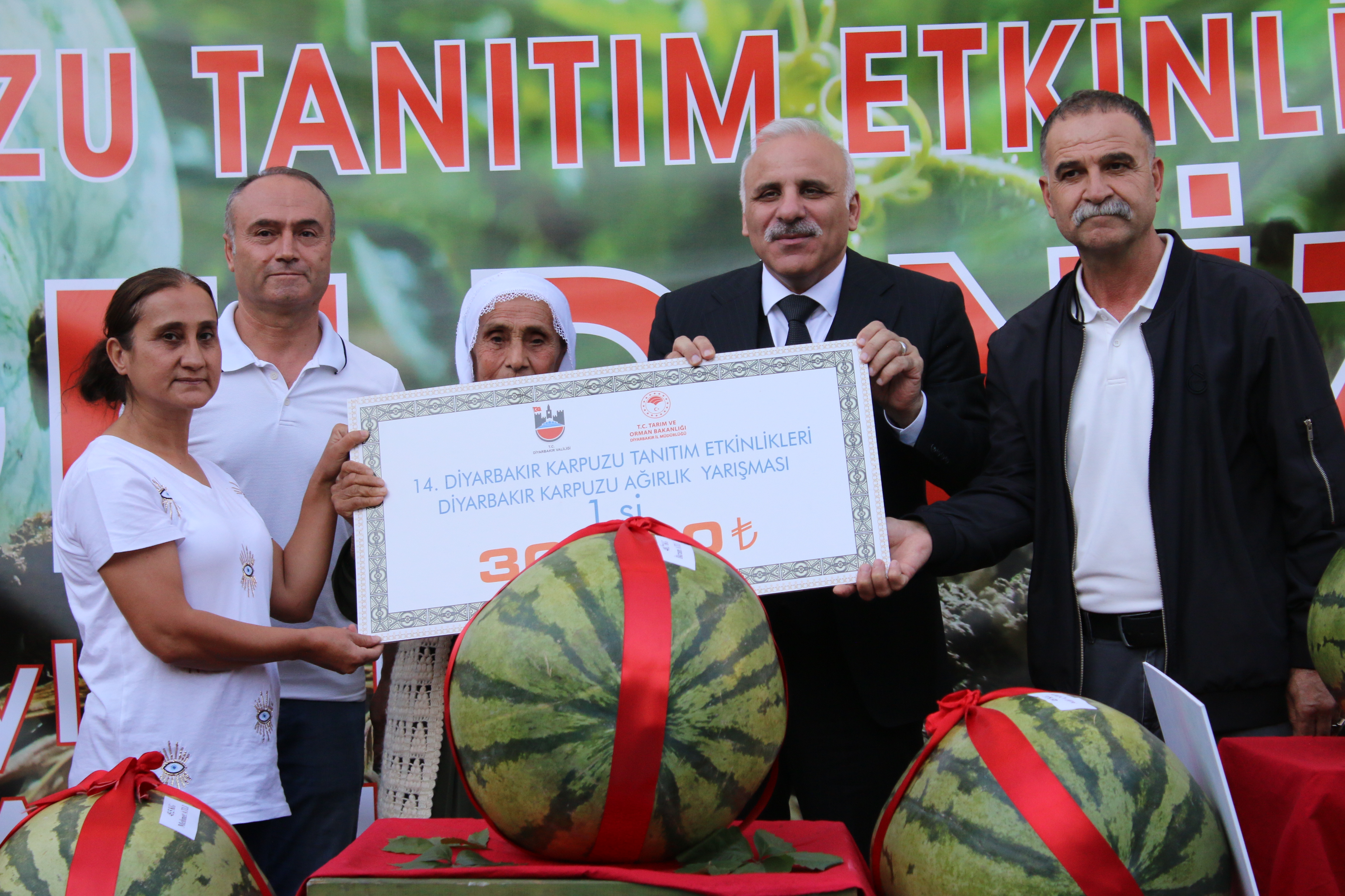 Diyarbakır'da kadın çiftçi 48 kilo 700 gramlık karpuzla birinci oldu