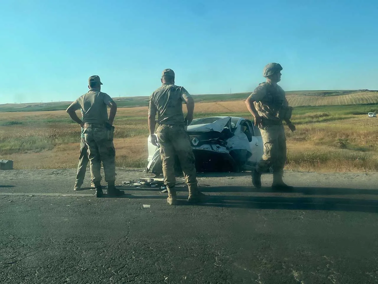 Diyarbakır'ın Bismil Ilçesinde Düğünden Dönen Ailenin Aracı Kaza Yaptı, 3’Ü Çocuk 7 Kişi Yaralandı, 2 Kişinin Durumu Ağır. Jandarma Inceleme Başlattı (3)