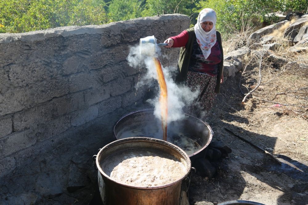 Diyarbakır’da Üzümler Hasat Edildi, Pekmez Yapımına Başlandı