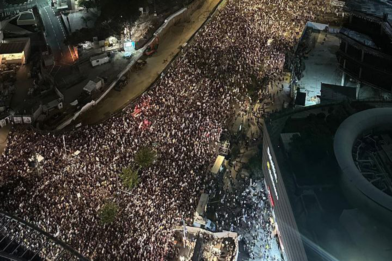 On binlerce işgalci esir takası anlaşması talebiyle sokağa indi