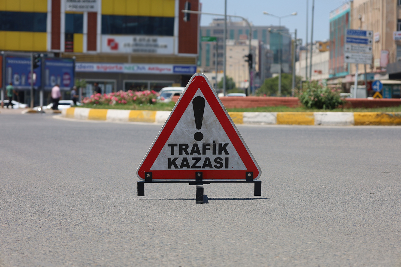 Şanlıurfa'da otomobil belediyeye ait su tankerine çarptı: 1 yaralı