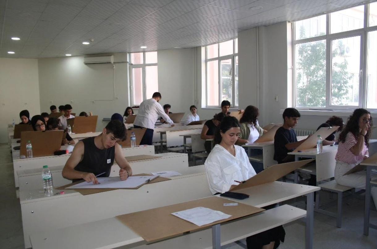 Dicle Üniversitesi Sanat ve Tasarım Fakültesi'nde Sınav Heyecanı