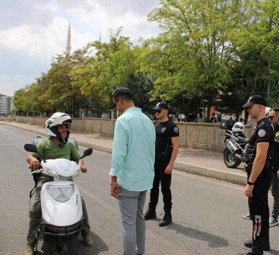 Polis Ekiplerinden Motosiklet Sürücüsüne Kask Uyarısı