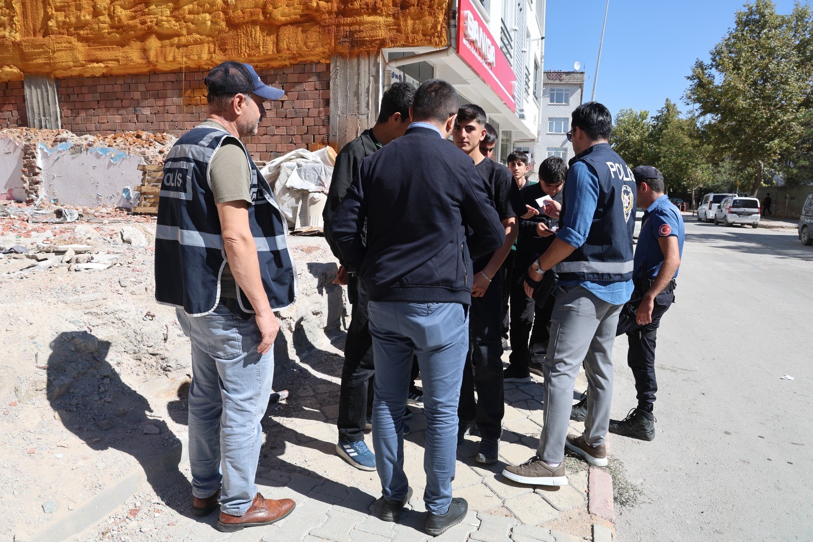 Elazığ’da polis, okul önlerinde kuş uçurtmuyor