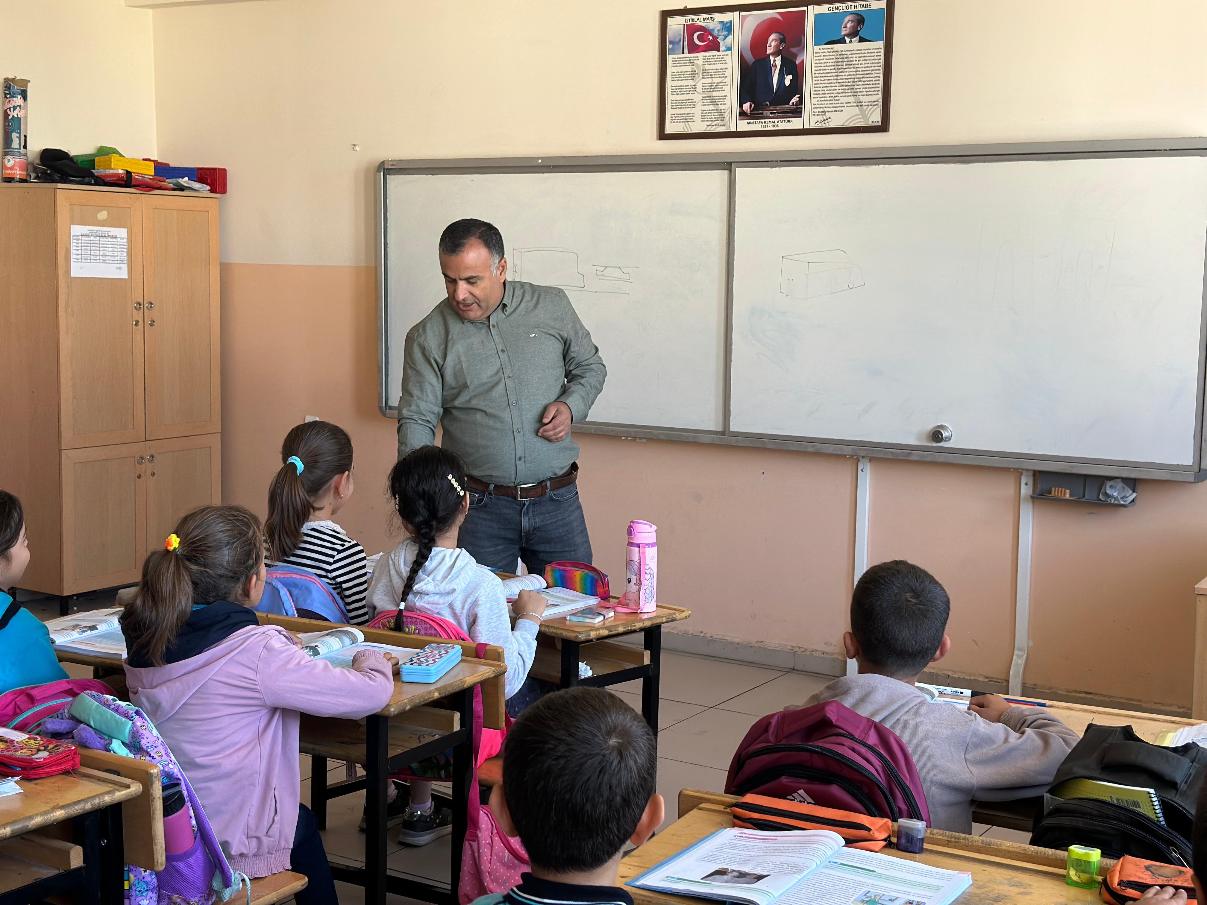 Yusuf öğretmen aldığı 'Heimlich' eğitimi ile öğrencisini ölümden kurtardı