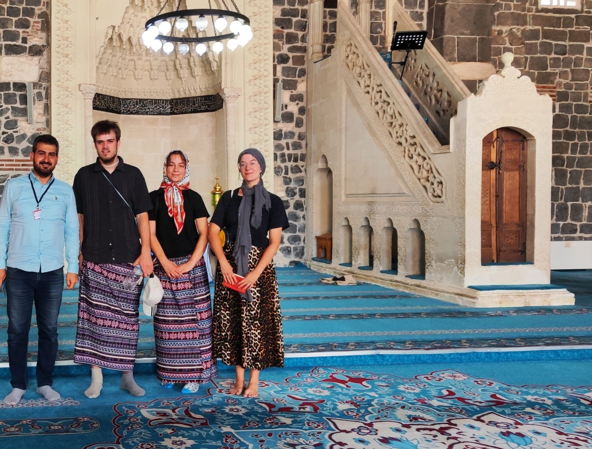 Turistler Bu Sefer Diyarbakır'da  Etek Giydi