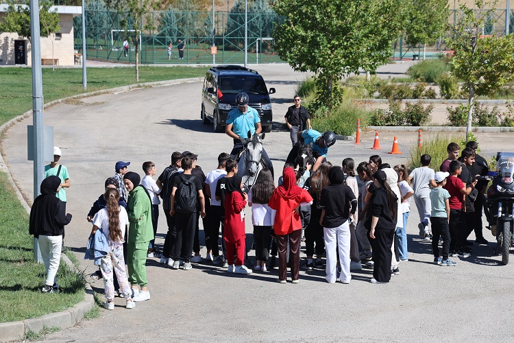 Ahıska Türkü çocuklardan atlı jandarma timine büyük ilgi