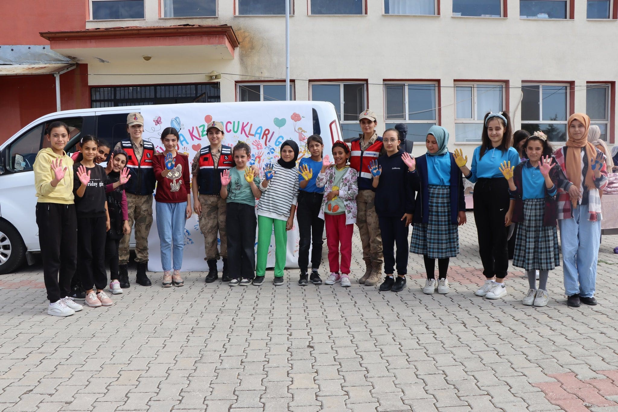 Tunceli'de jandarma, kız çocukları ile bir araya geldi