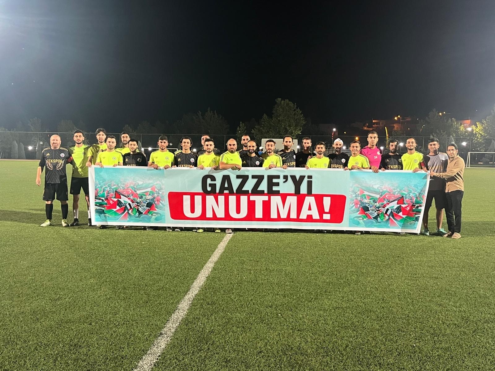 Diyarbakır'da futbol turnuvasında ‘Gazze'yi unutma' pankartı açıldı