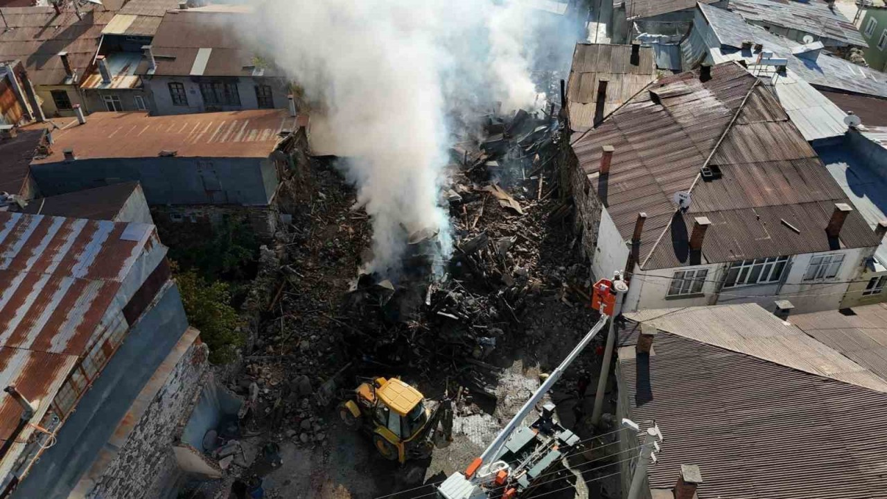 3 ev tamamen yandı, enkaz kaldırma işlemleri sürüyor