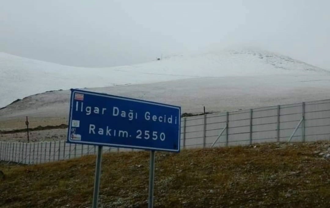 Ardahan’ın yüksek tepeleri beyaza büründü