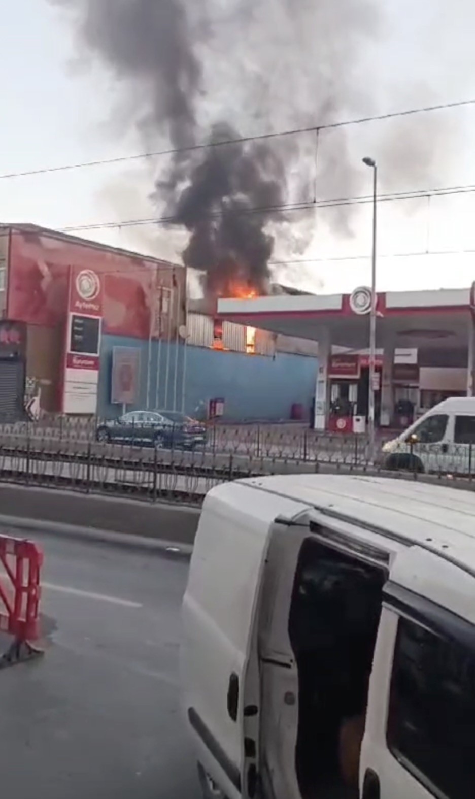 Otomobil tamirhanesinde yangın çevredekileri korkuttu