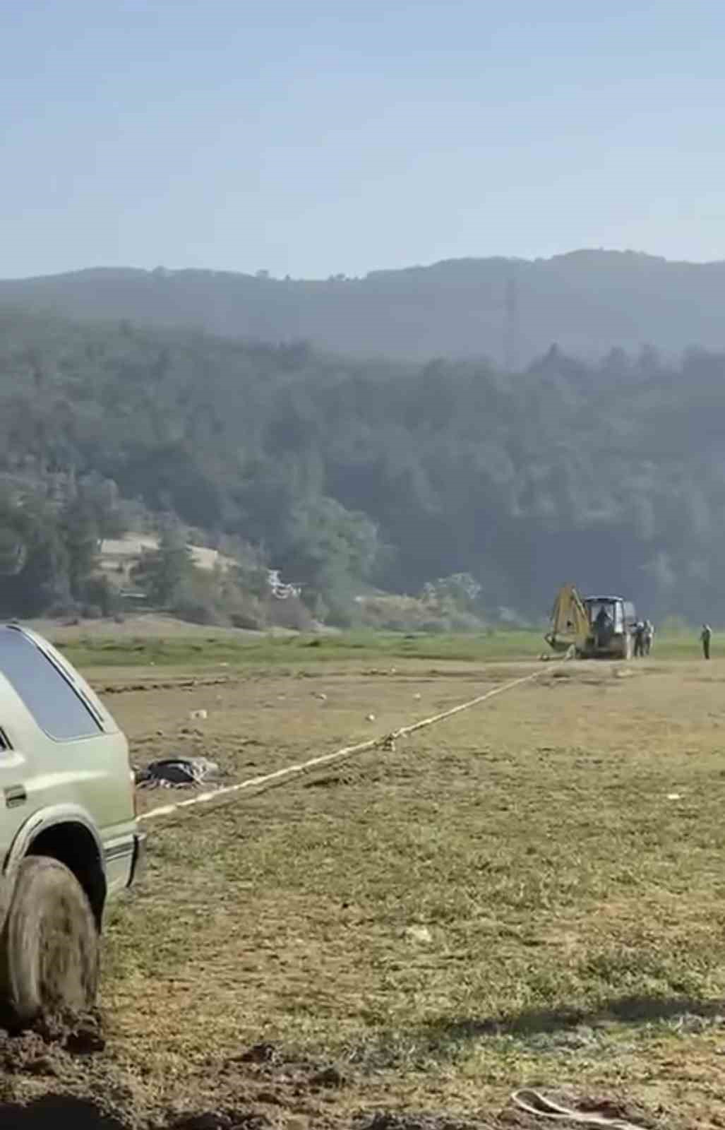 Pikniğe giderken bataklığa saplandılar