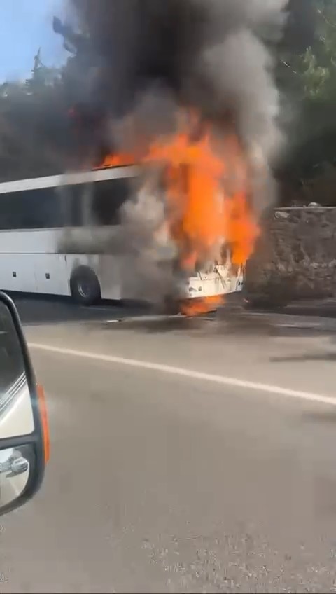 Seyir halindeki otobüs cayır cayır yandı